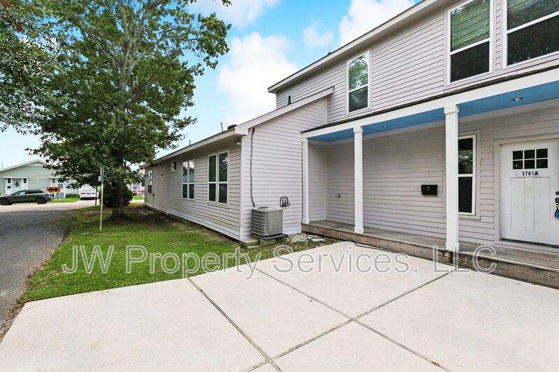 Metairie House: 3701 Derbigny St