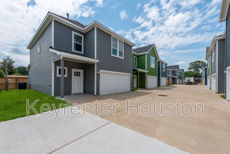 Houston House: 8202 Homewood Ln