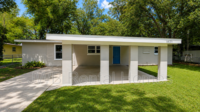 Jacksonville House: 6835 Tinkerbell Ln