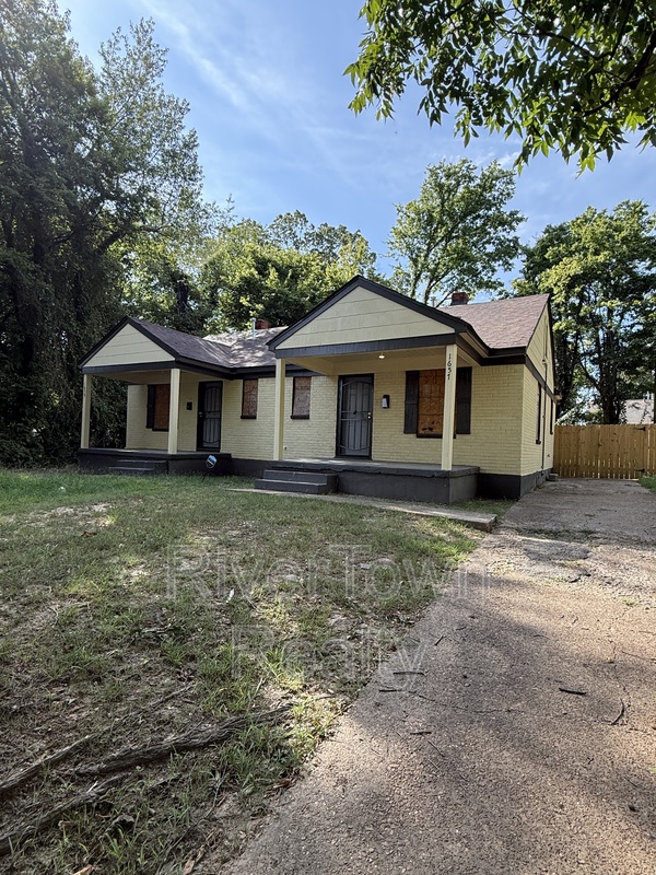 Memphis House: 1659 Southern Ave