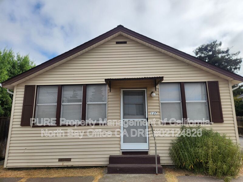Petaluma House: 137 Wilson St
