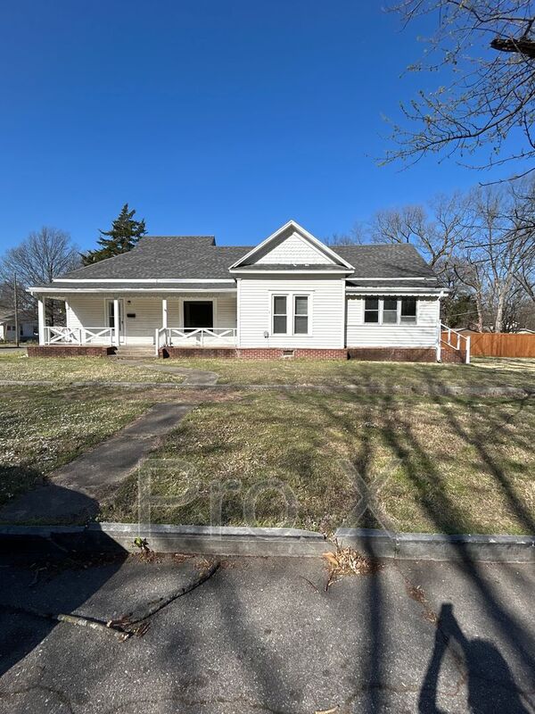 Pittsburg House: 702 W 1st