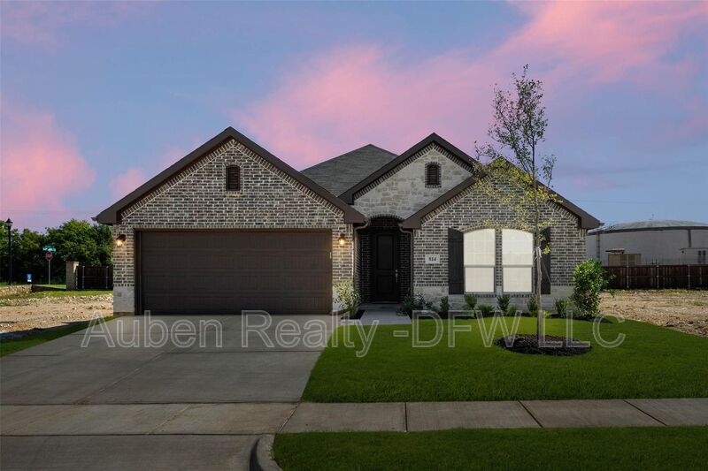 Cleburne House: 814 Misty Lane