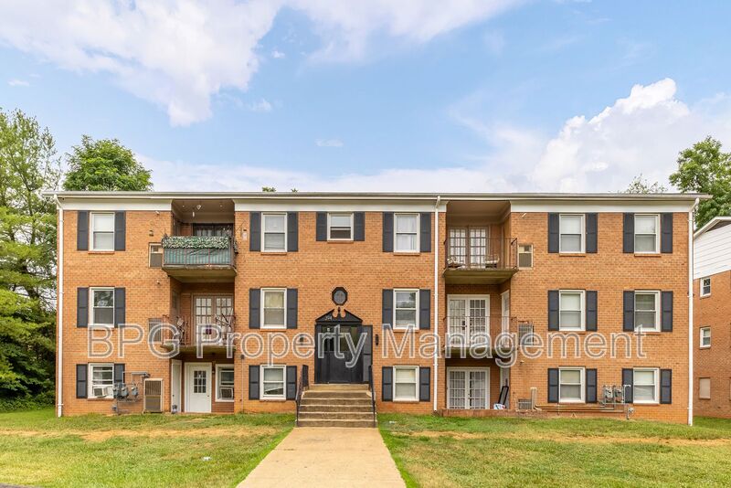 Warrenton Condo: 394 Jackson Street