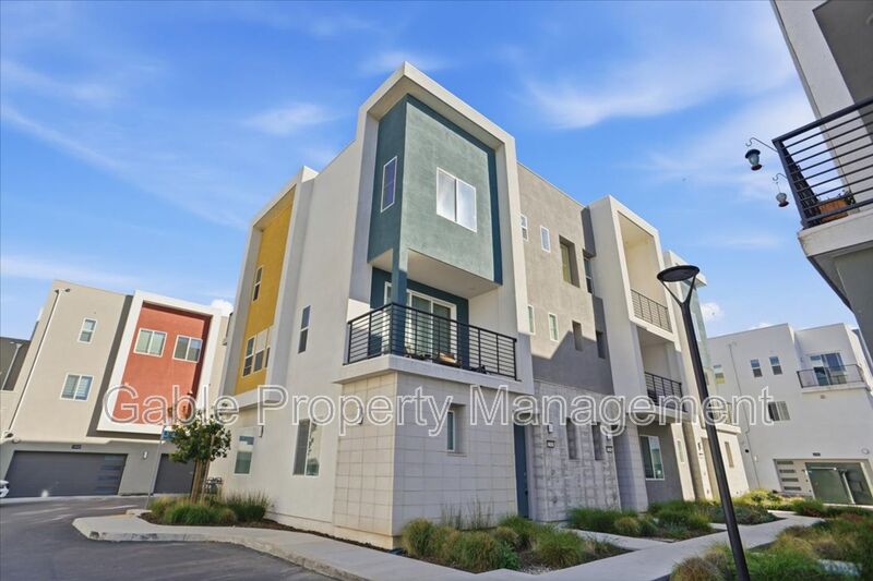 Valencia House: 27465 Viero Pl