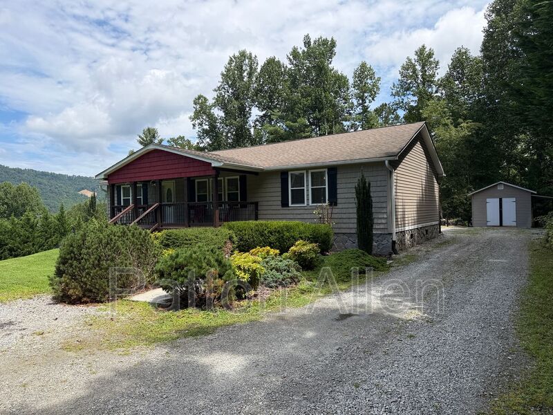 Fletcher House: 1020 Hutch Mountain Rd