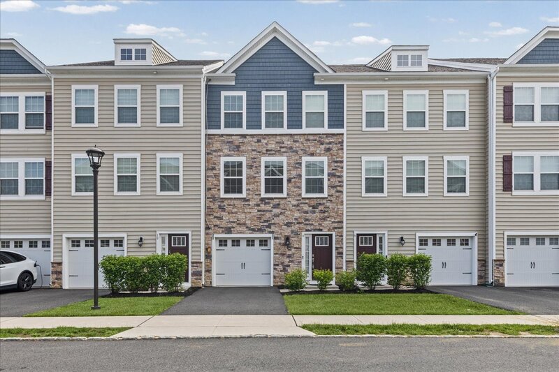 Mount Laurel House: 8 Venice Lane
