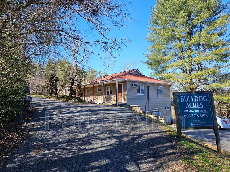 Cullowhee House: 180 Stadium View Drive