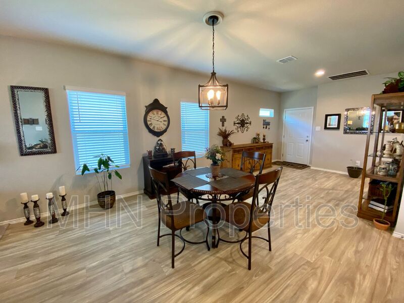 3 bed/2 bath GORGEOUS recently built home home, located in St. Hedwig off I-10! - Slider navigation 8