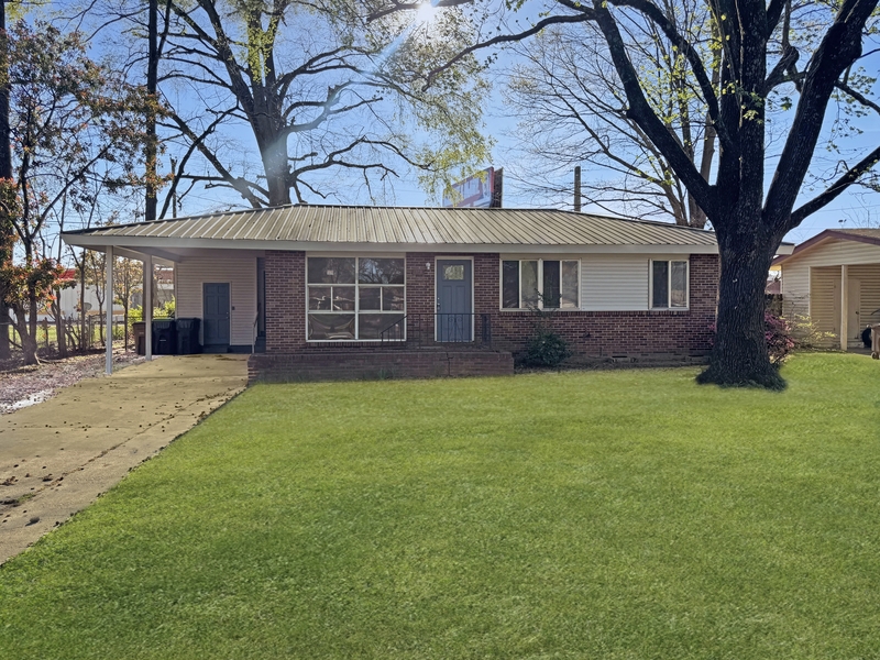 Decatur House: 1707 Buena Vista Circle Southeast