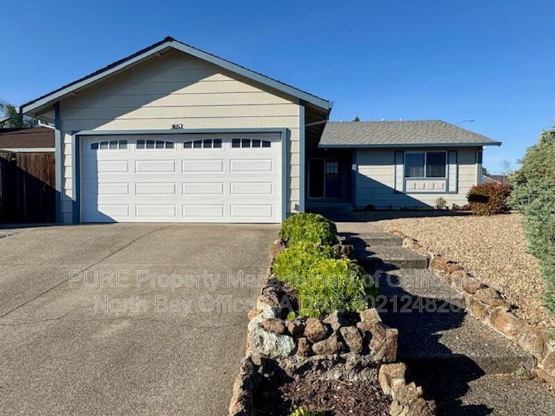 Petaluma House: 1657 Sarkesian Dr
