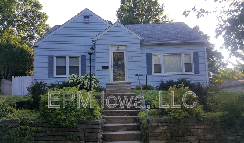 Cedar Falls House: 1609 Walnut Street
