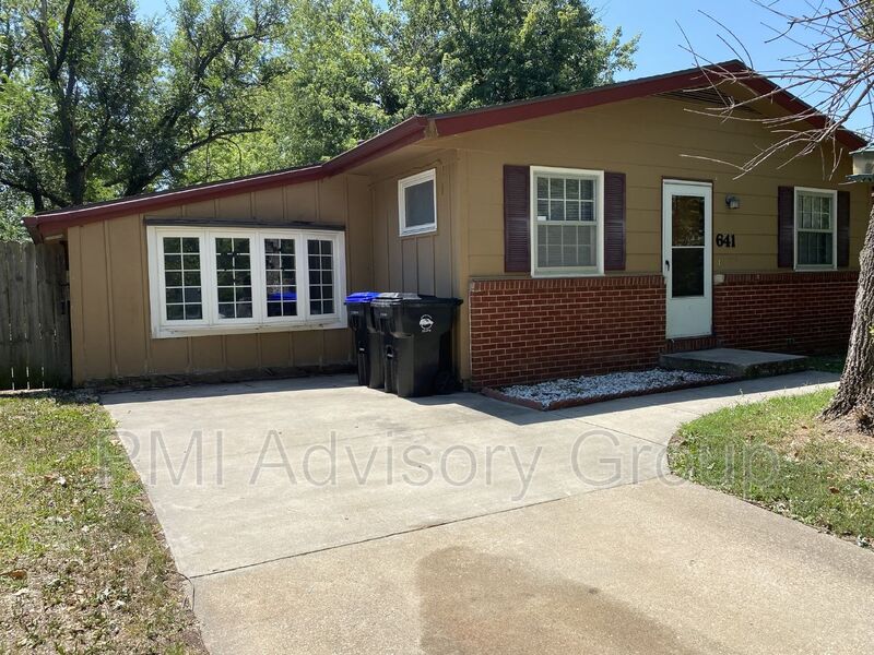 Topeka House: 641 SE 35th St