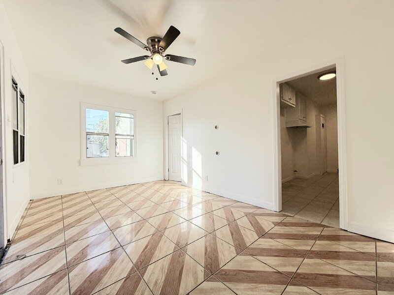 Los Angeles House: 727 E 81st St