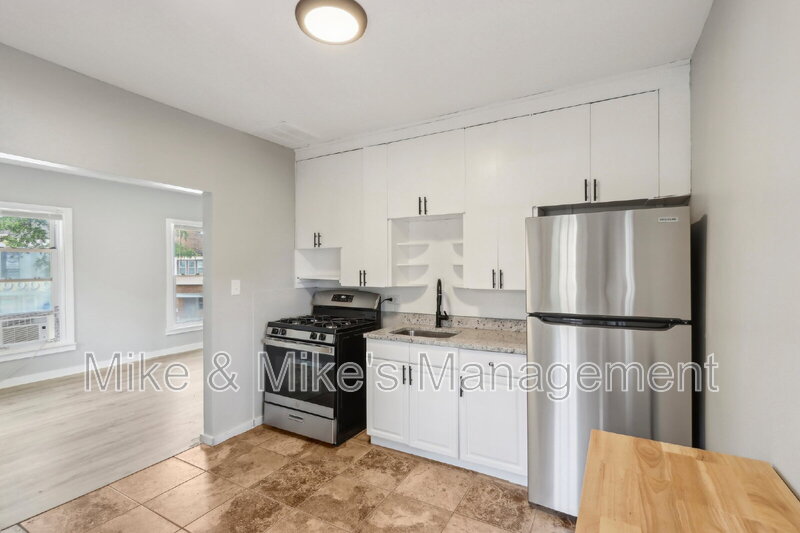 Milwaukee Condo: 506 E Linus St Uppr REAR