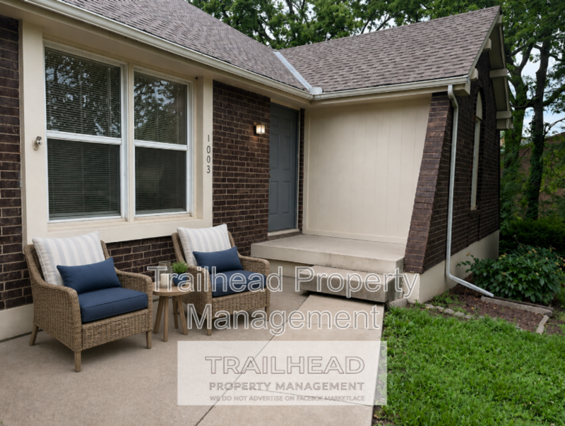 Blue Springs House: 1003 NW 12th St