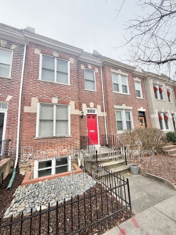 Washington Townhome: 1716 V Street NW