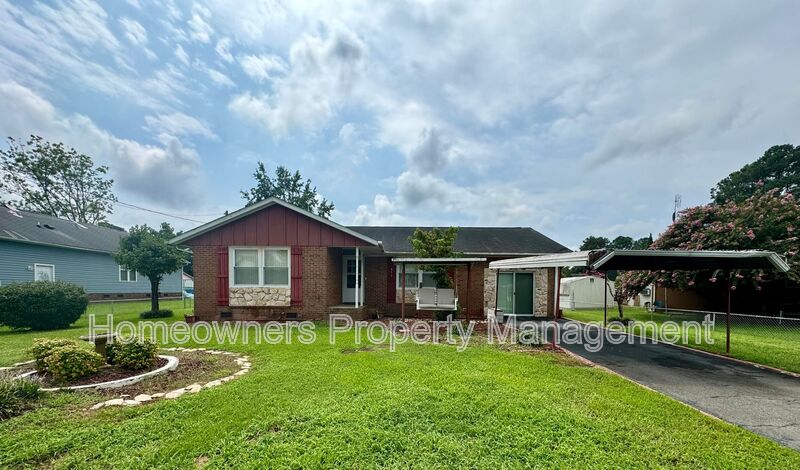 Spring Lake House: 611 Reggie Ct