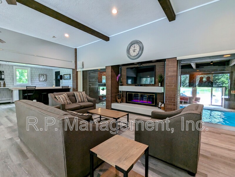 Roseville Condo: 2800 Hamline Ave N