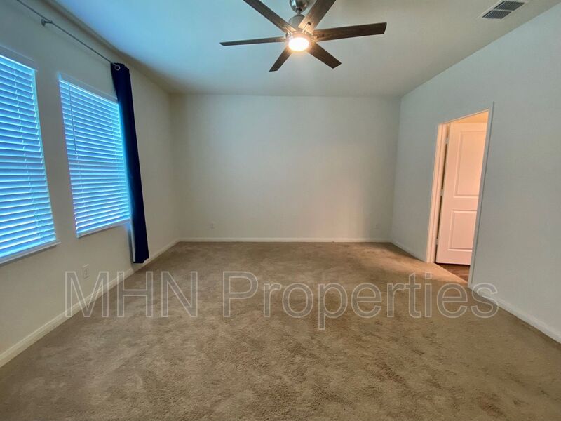 4 bed/3 bath Newer Construction single story home on NE side, in Converse! - Photo 7
