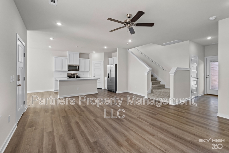 Fayetteville House: 289 South Neon Avenue
