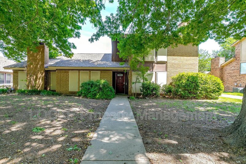 Benbrook House: 6428 Lago Vista Dr