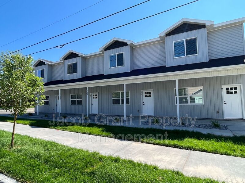 Idaho Falls House: 1645 S Bellin Rd