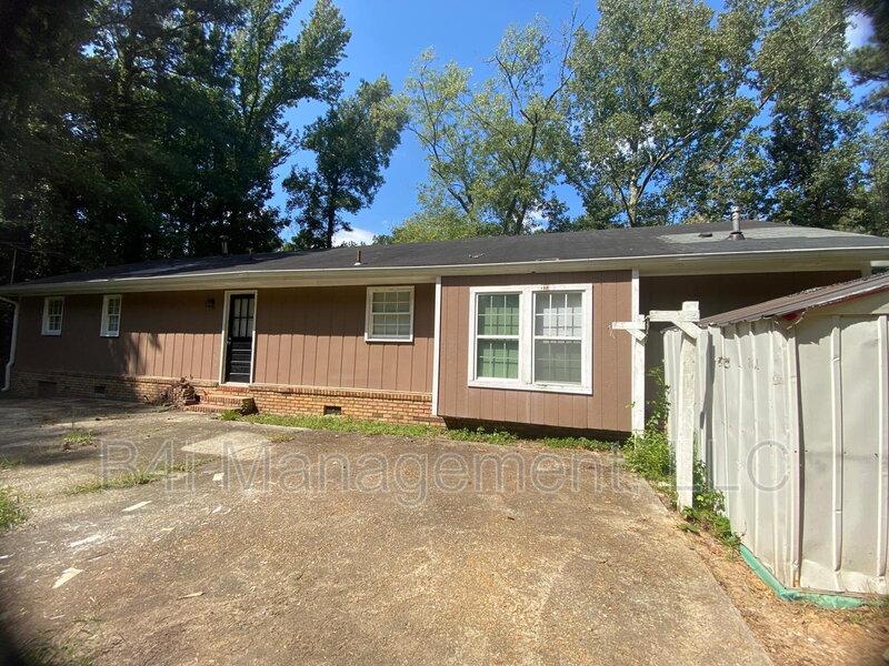 Douglasville House: 1438 South Burnt Hickory Road