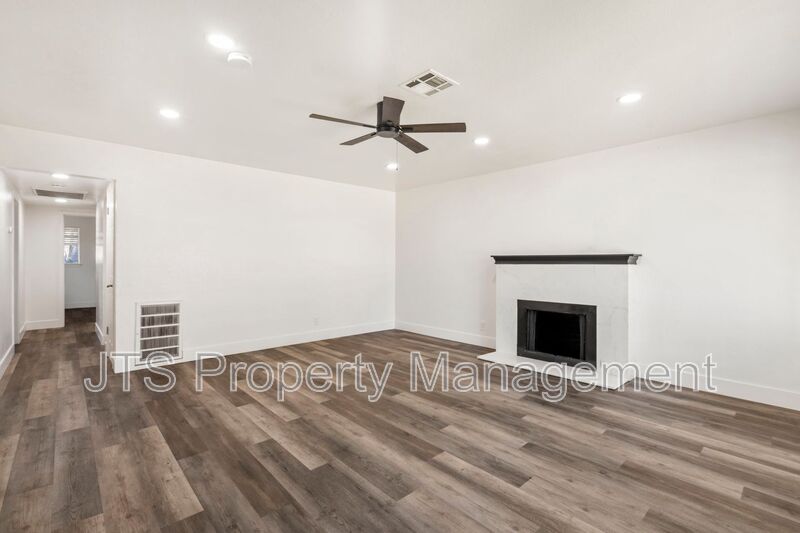 Sacramento House: 3041 San Carlos Way