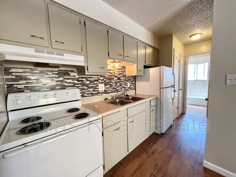 Request a Viewing for 1931 Henderson Avenue, Unit 9 Tenant Turner