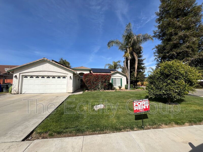 Porterville House: 1672 W Julieann Ave