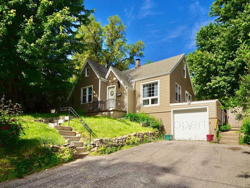 Omaha House: 2108 S 46th St