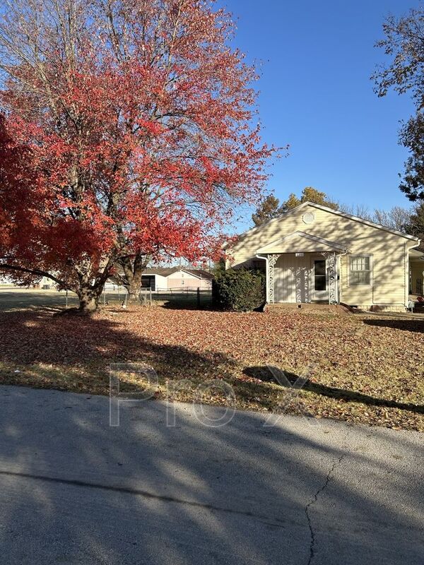 Frontenac House: 606 E Harris