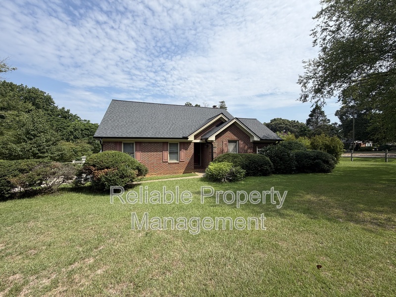 Raleigh House: 6600 Walnut Cove