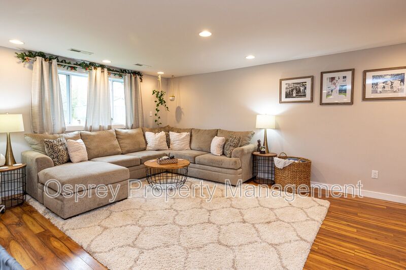 Spacious 4 Bedroom 3 Bath Home  - Photo 7