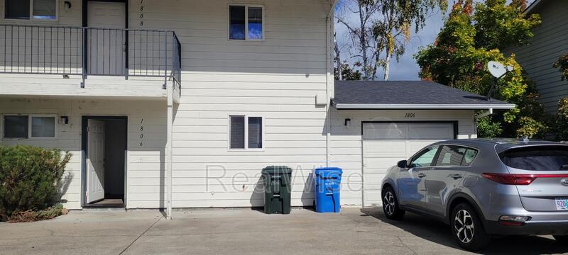 Grants Pass House: 1806 Medart Ln