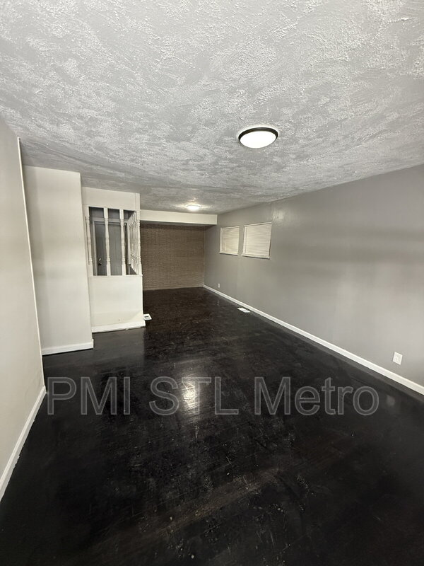 St. Louis House: 10613 Spring Garden Drive