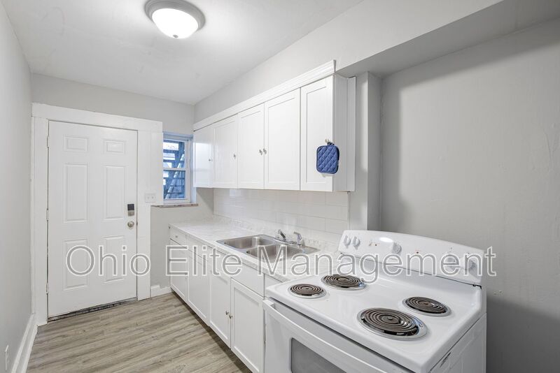 Columbus House: 987 Lilley Ave