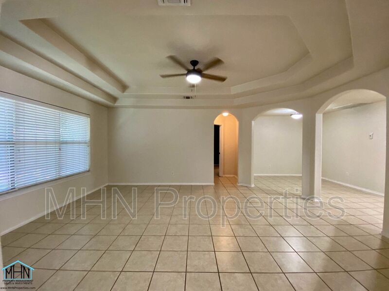 Spacious and Well Designed, 3bed/2.5 bath, located in the far Northeast just inside loop 1604! - Photo 5