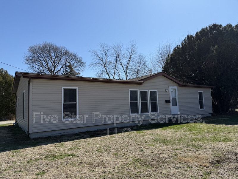 Auburn House: 101 S Kennedy Ave