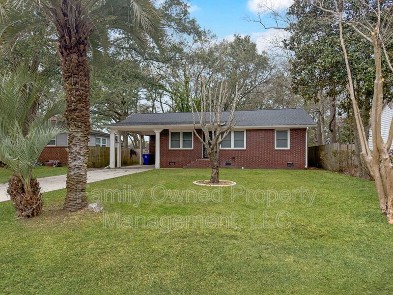 Charleston House: 1522 Joan Street