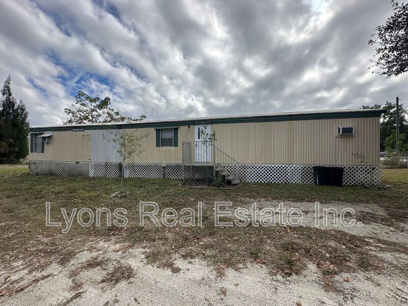 North Fort Myers House: 7945 Hart Dr.