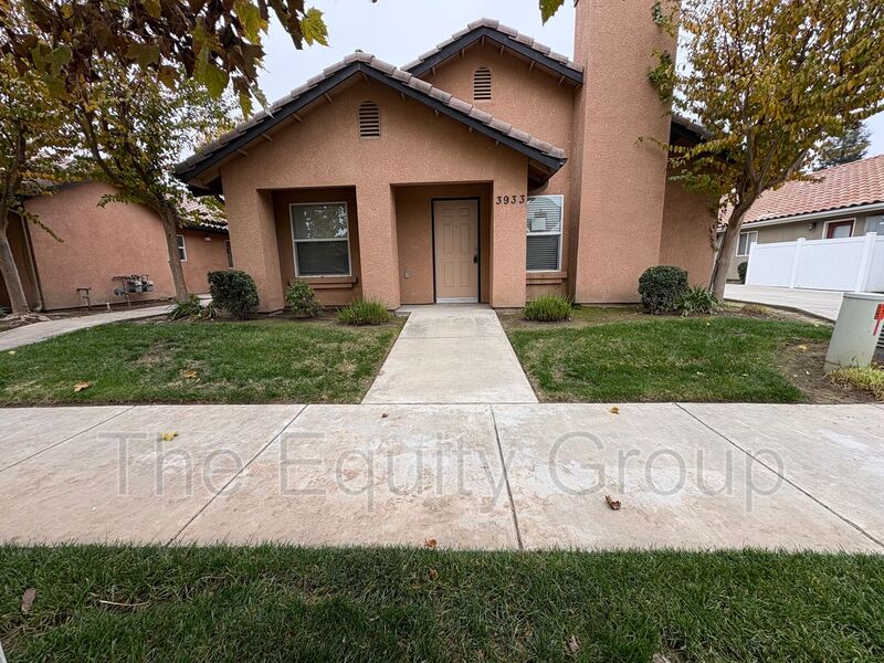 Visalia House: 3933 West Cecil Avenue