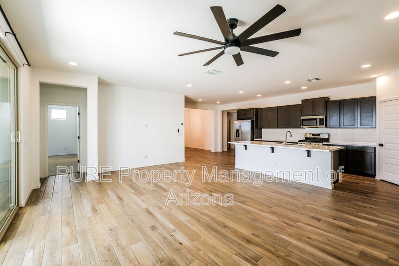 Avondale House: 10163 W Crittenden Ln