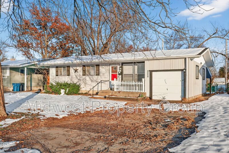 Saint Louis House: 10406 Hobkirk Dr