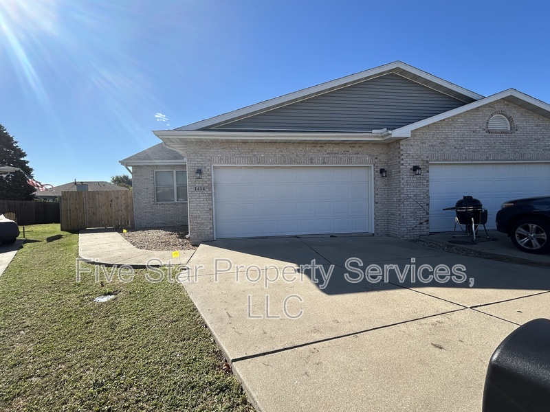 Chatham House: 1414 School House Ln