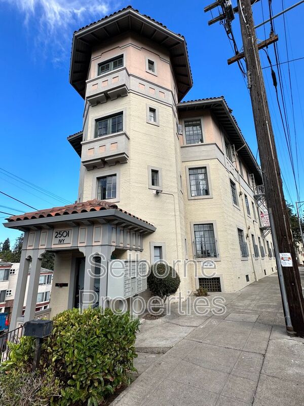 Oakland House: 2501 Ivy Dr.