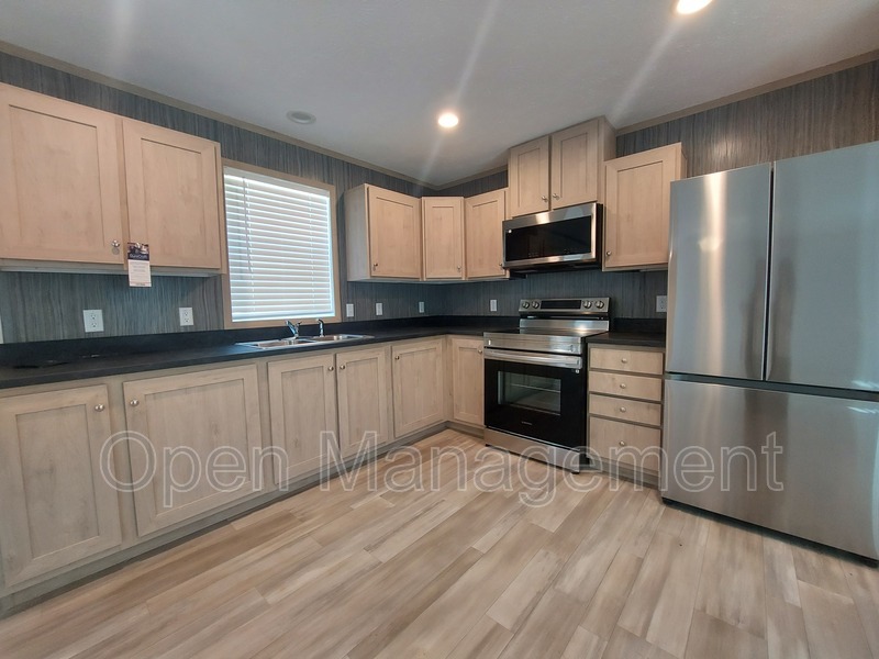 Republic House: 7534 US-60