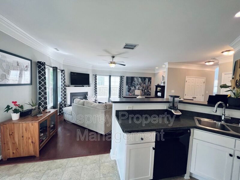 EXQUISITE 3 BEDROOM SINGLE FAMILY HOME WITH RECENTLY UPDATED KITCHEN. ELECTRIC INCLUDED! - Photo 6