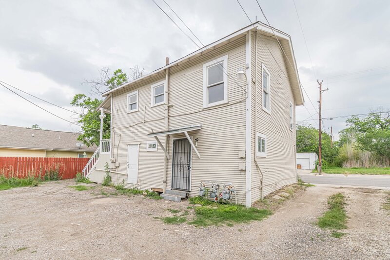 San Antonio House: 2407 South New Braunfels Avenue